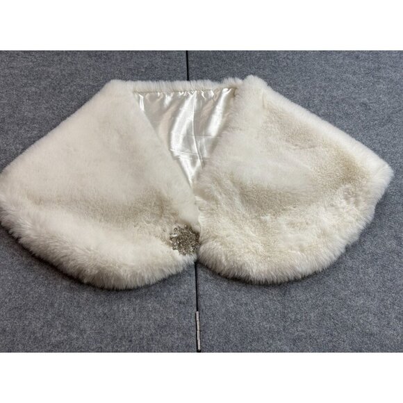 White Faux Fur Shawl Wrap Cape Women's Stole with Satin Lining & Brooch Clasp - Picture 1 of 5